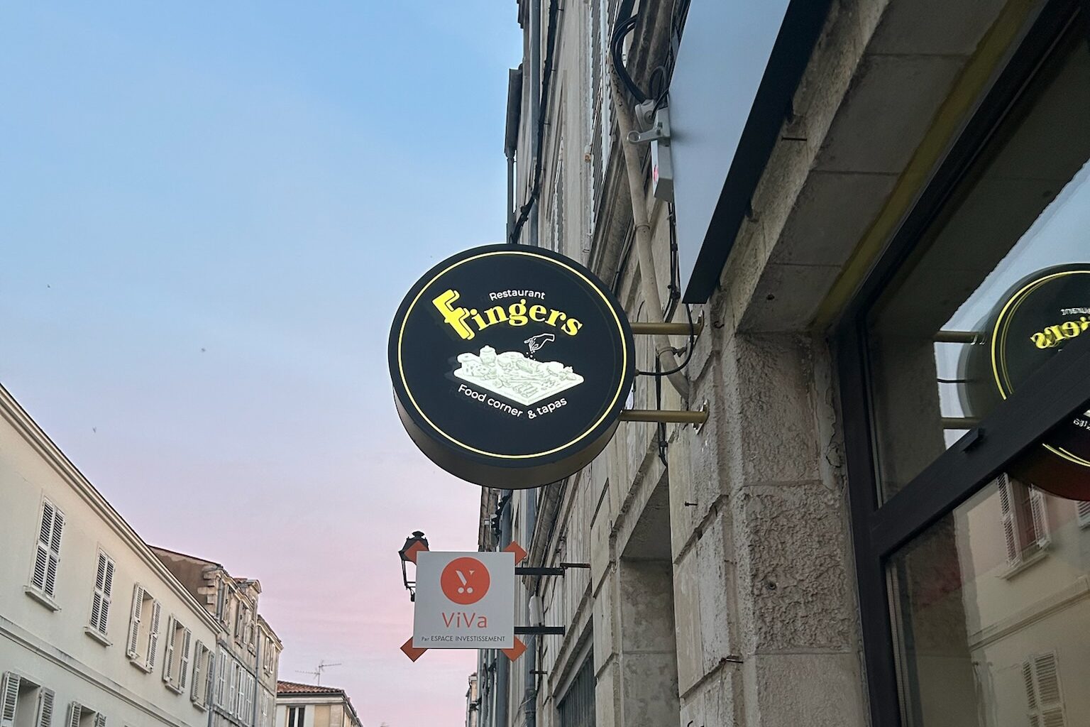 Accueil drapeau exterieur fingers restaurant